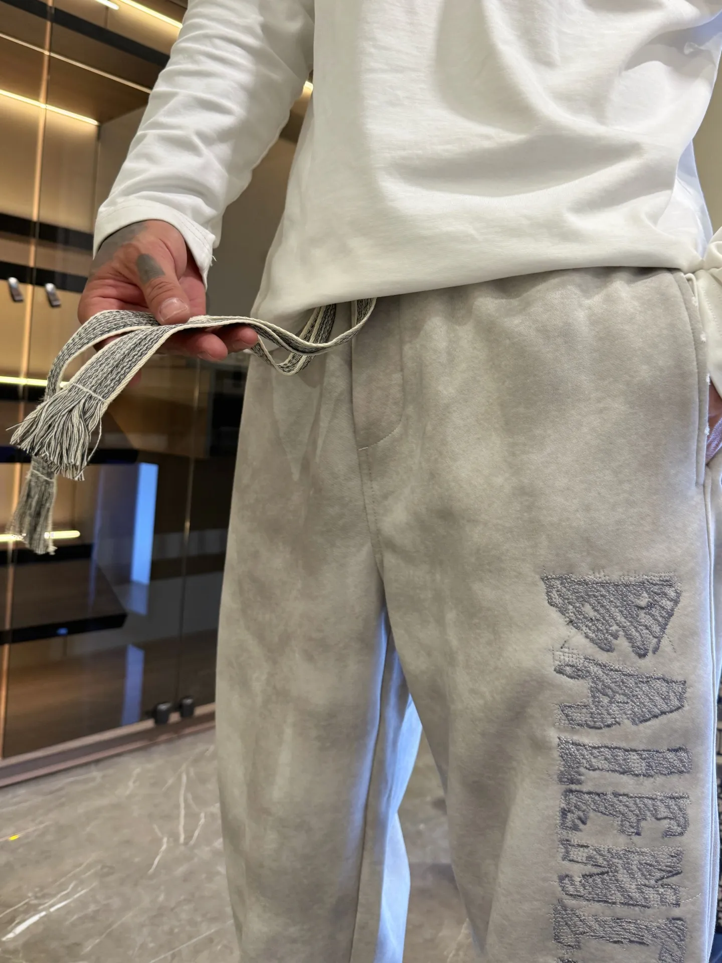 Balenciaga 🆕2026 Autumn and Winter New Arrival Casual Pants! The official website will be released simultaneously. Brand Classic LOGO casual pants, customized fabrics, excellent comfort and strong touch. Highly recognisable, perfect appearance and craftsmanship. Size:M-3XL